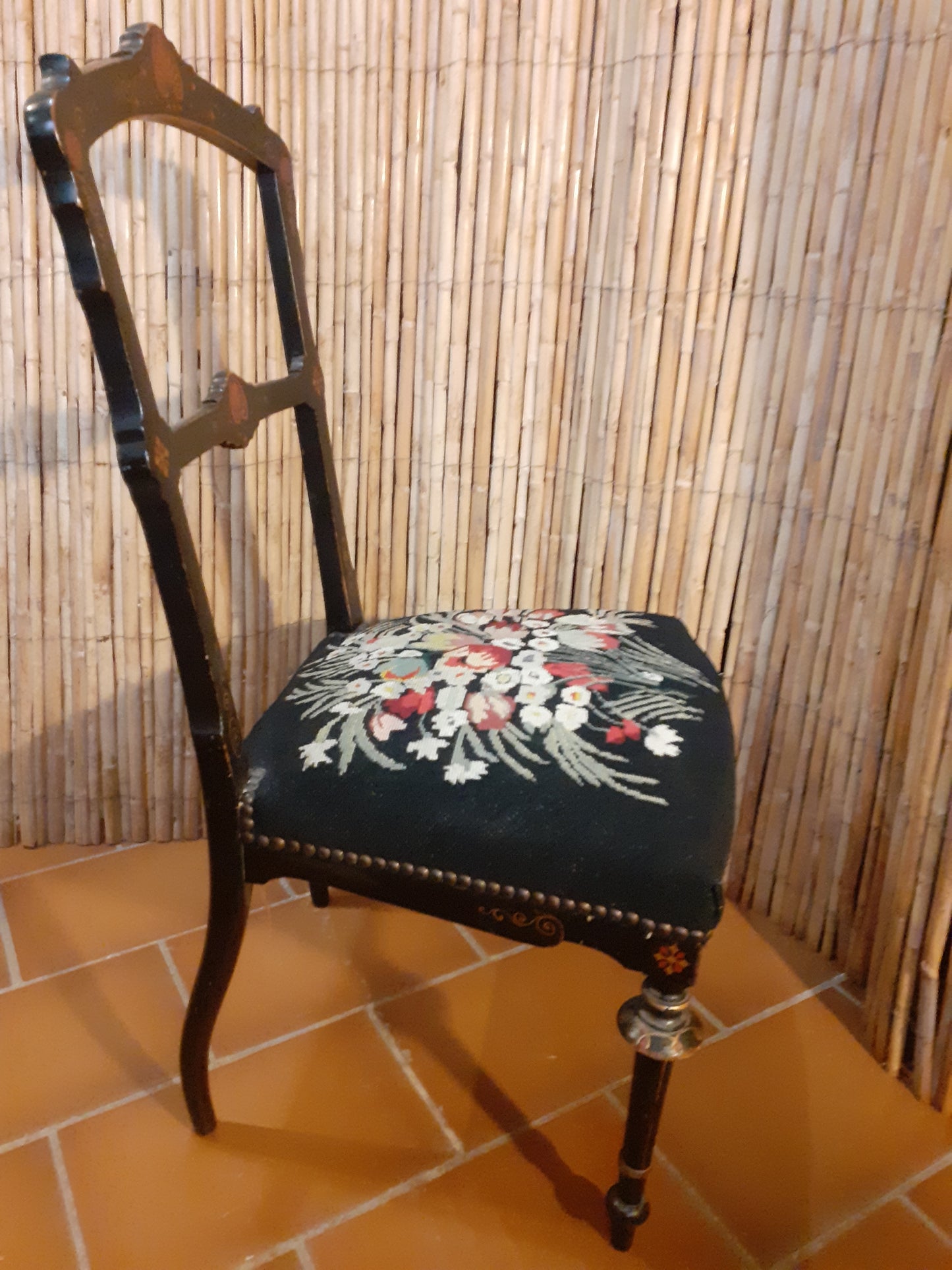 Chaise basse laquée et brodée - fin XIX°s.