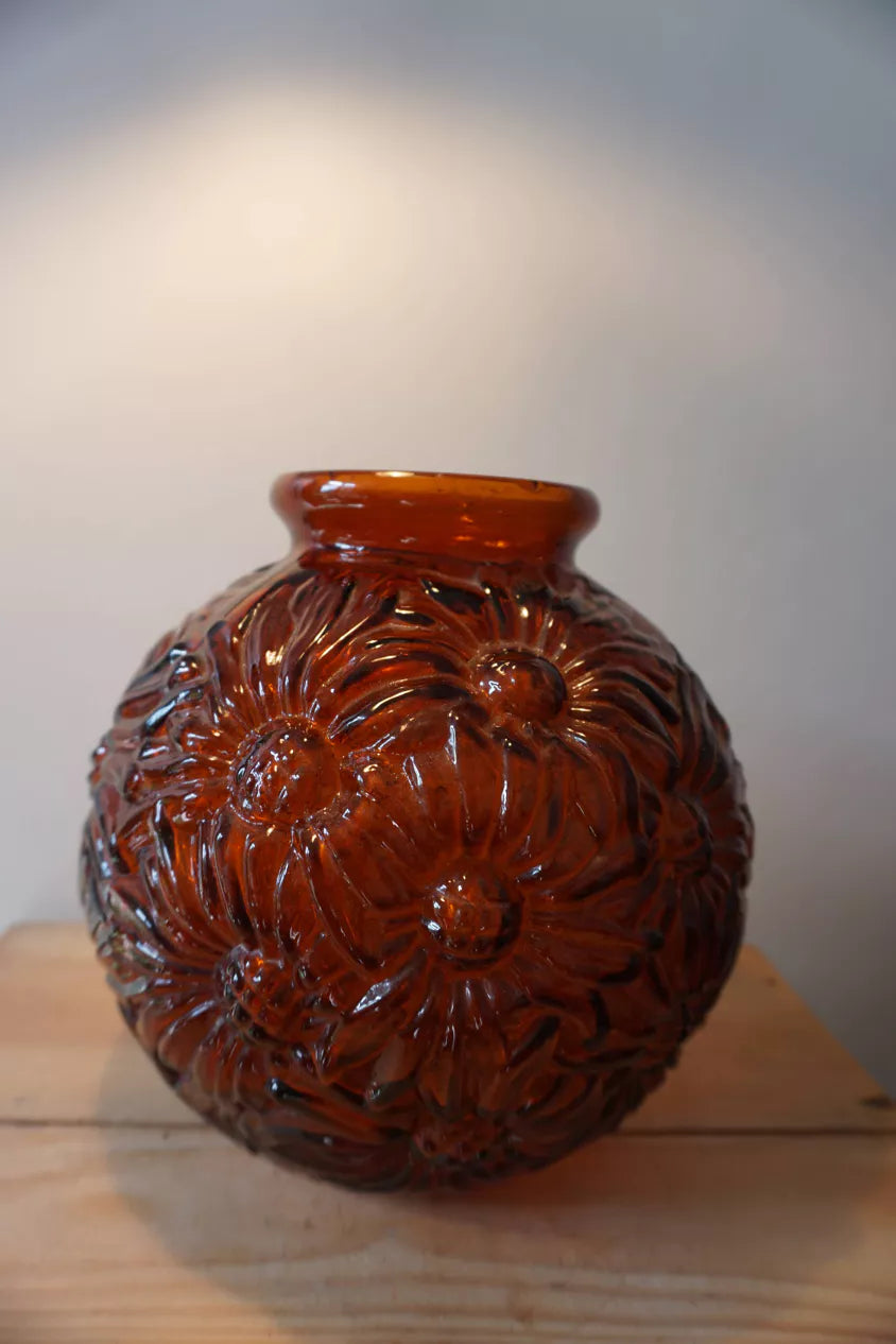 Vase boule Art déco en verre pressé