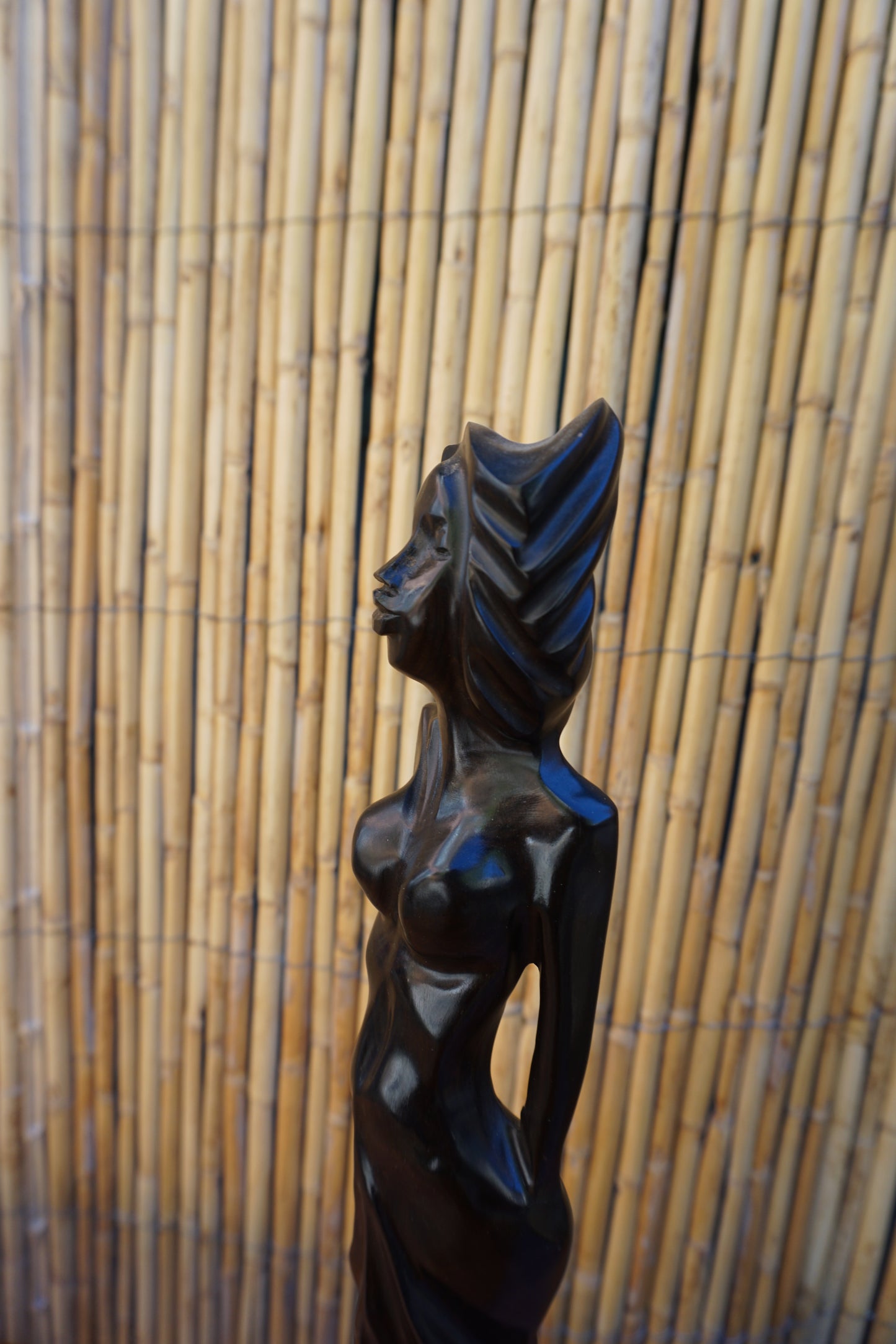 Statuette de femme en ébène