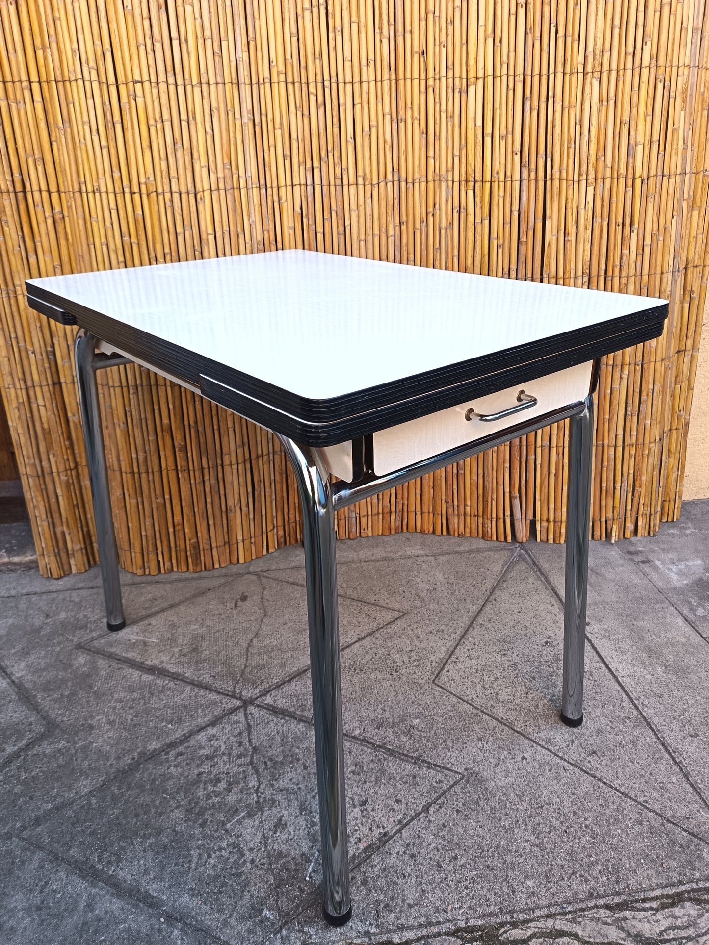 Table de cuisine extensible en Formica - années 70