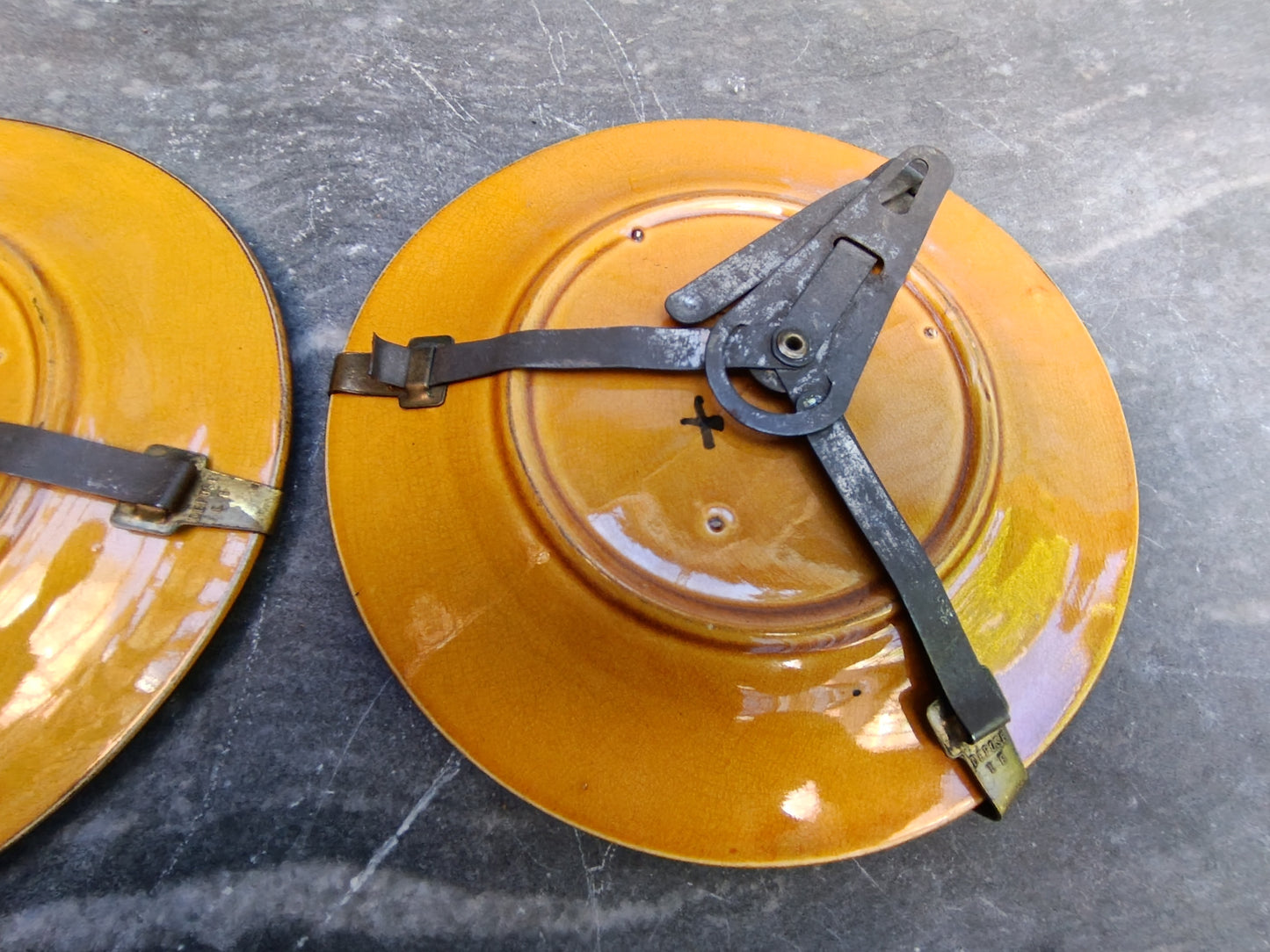 2 assiettes à dessert en barbotine - fin 19°s