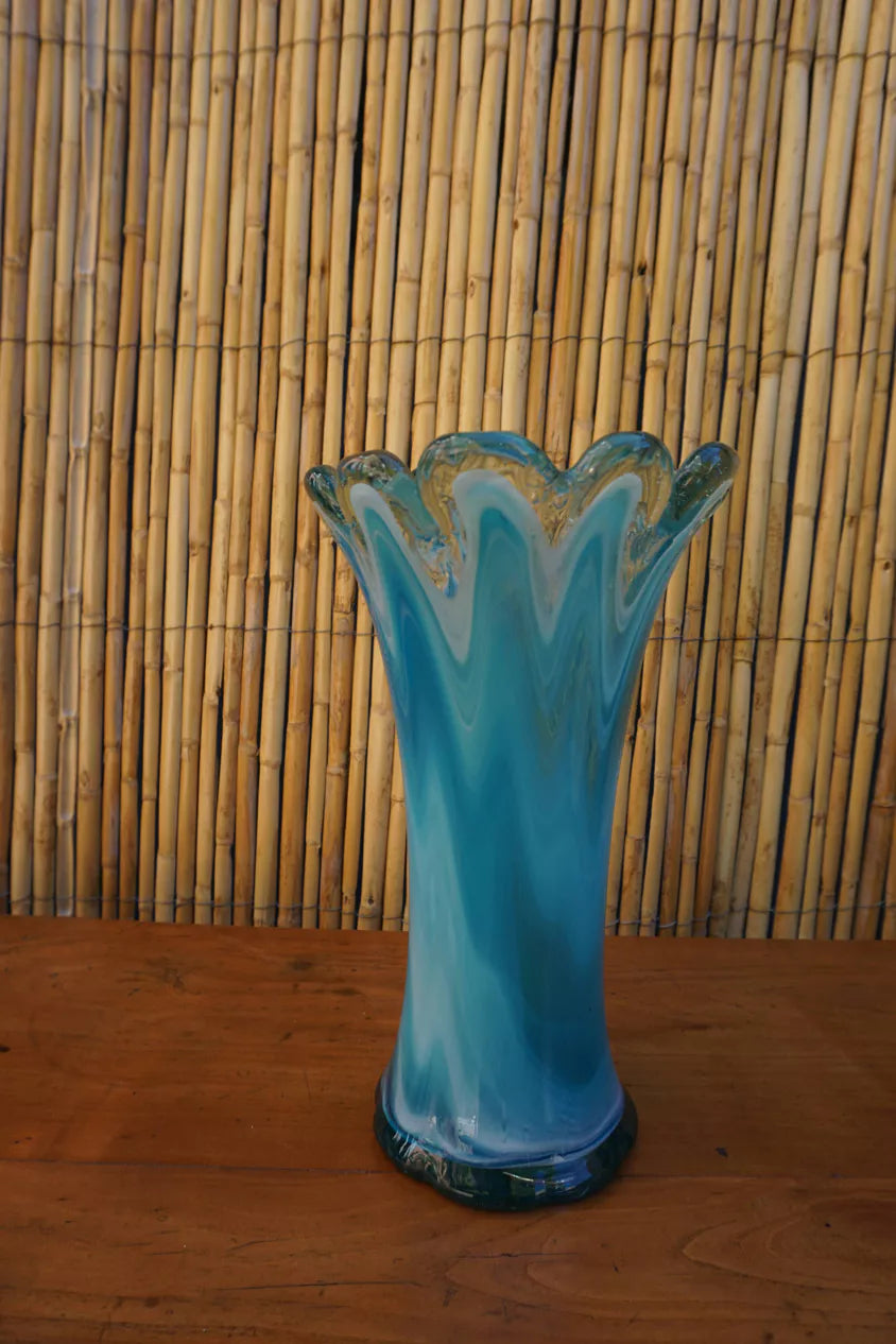 Vase en verre soufflé et forme de fleur