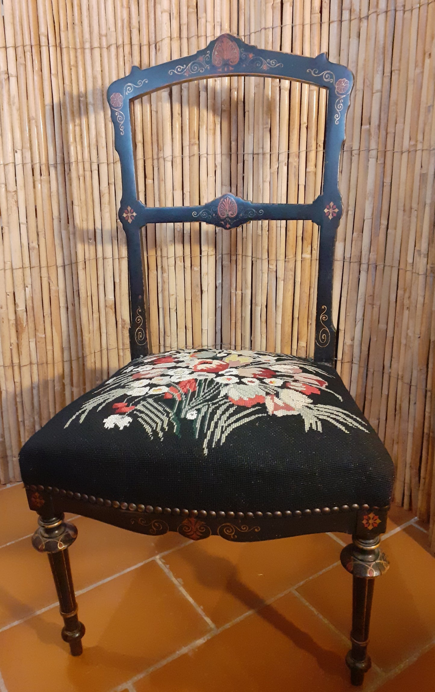 Chaise basse laquée et brodée - fin XIX°s.