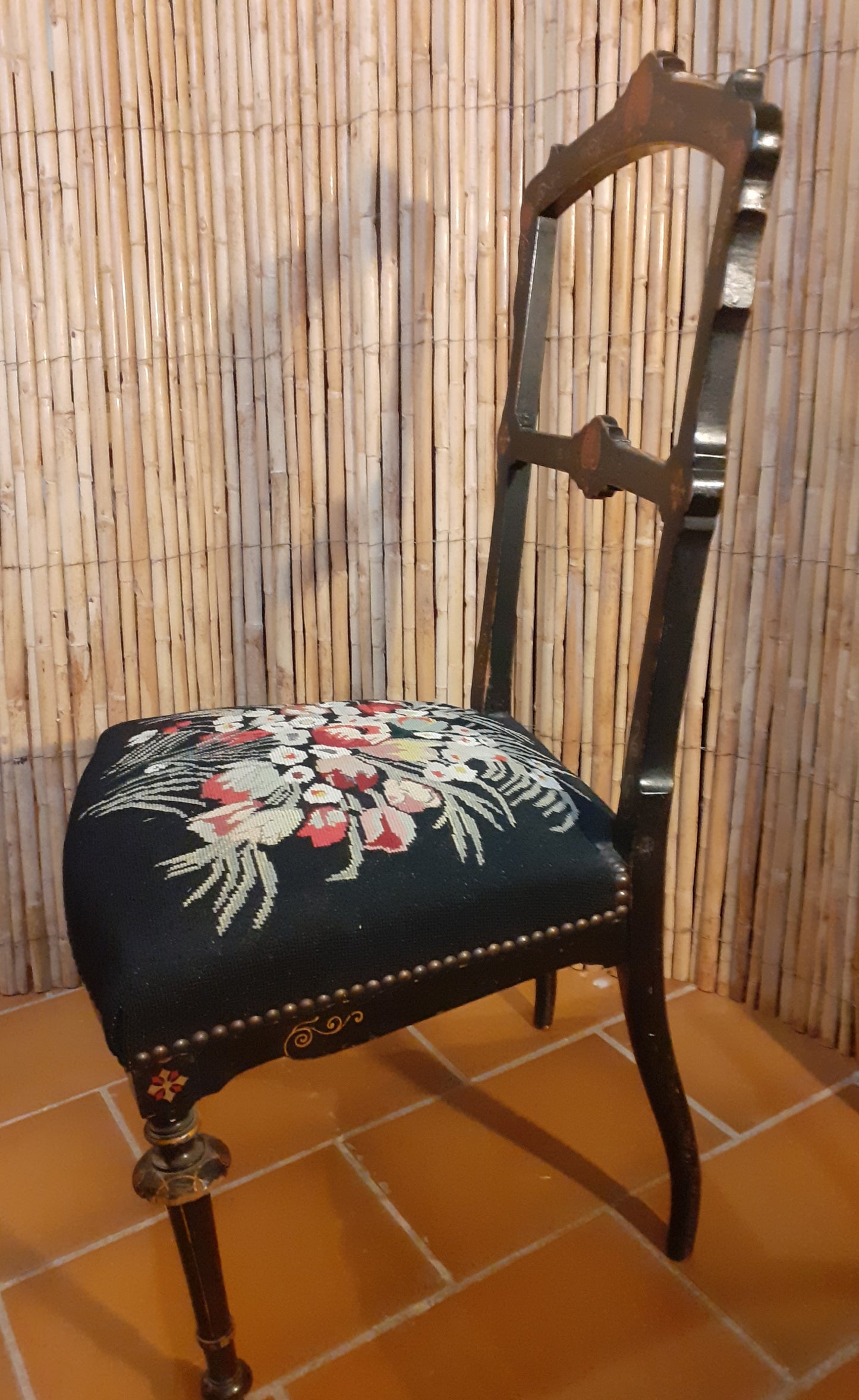 Chaise basse laquée et brodée - fin XIX°s.