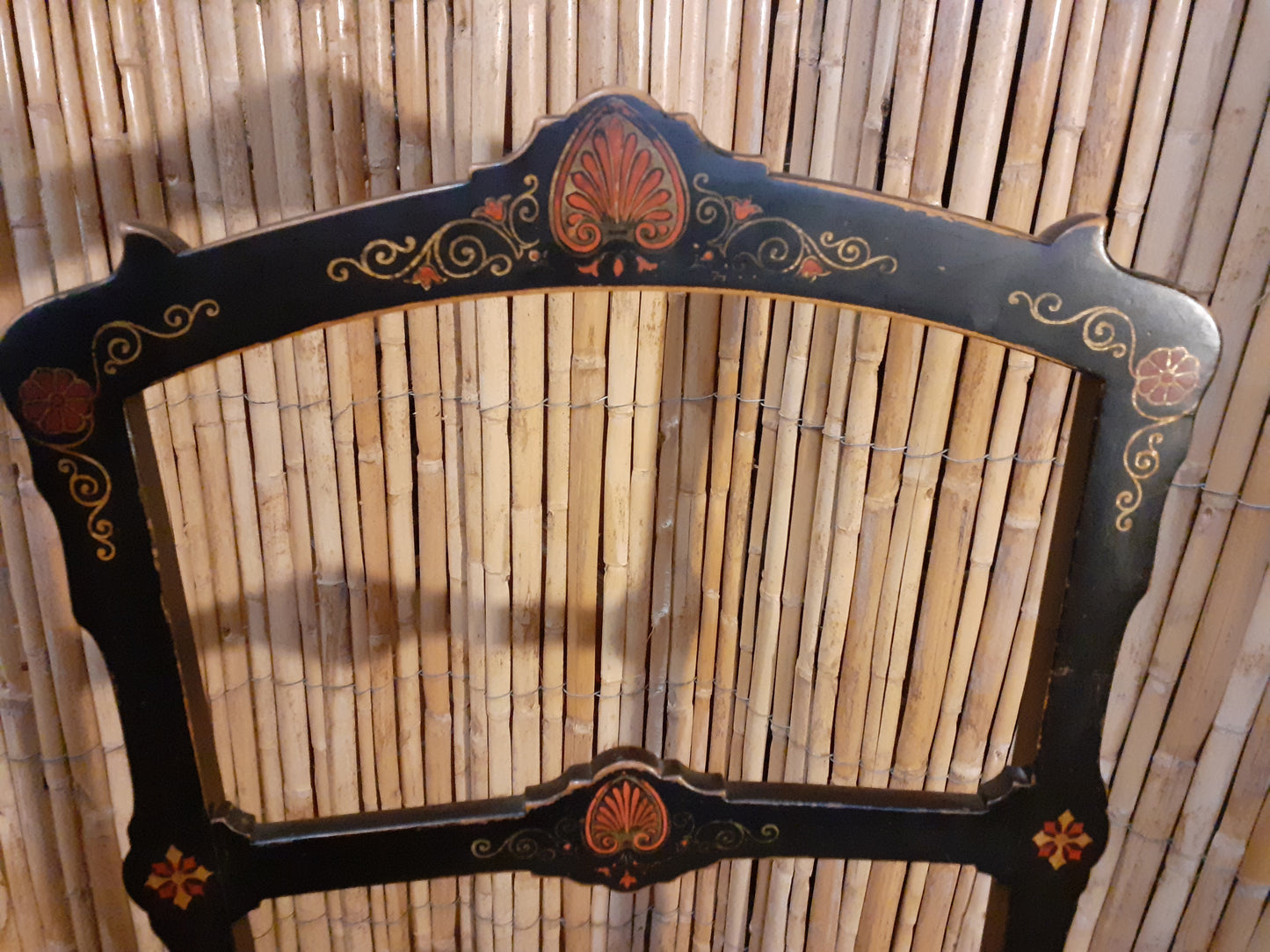 Chaise basse laquée et brodée - fin XIX°s.