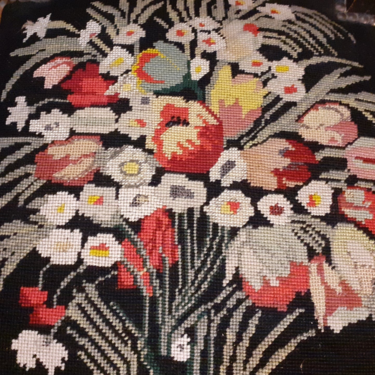 Chaise basse laquée et brodée - fin XIX°s.