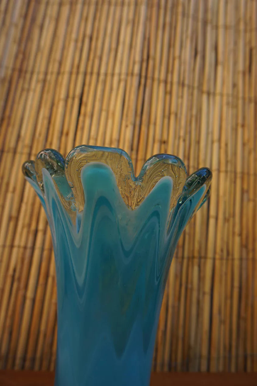 Vase en verre soufflé et forme de fleur