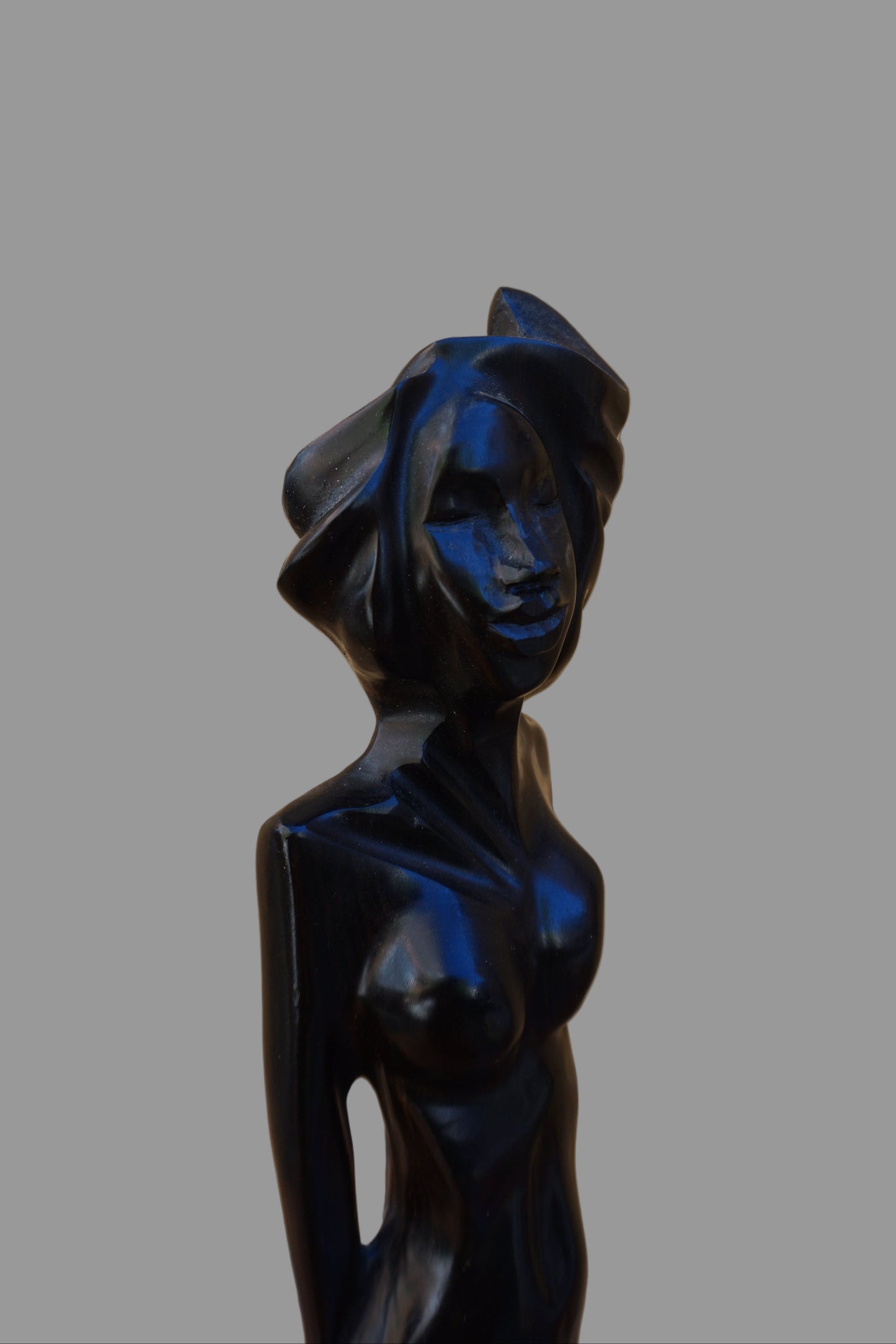 Statuette de femme en ébène
