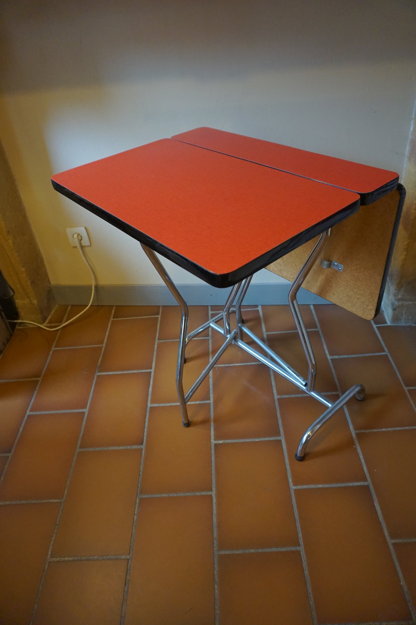 Table en formica corail des années 60