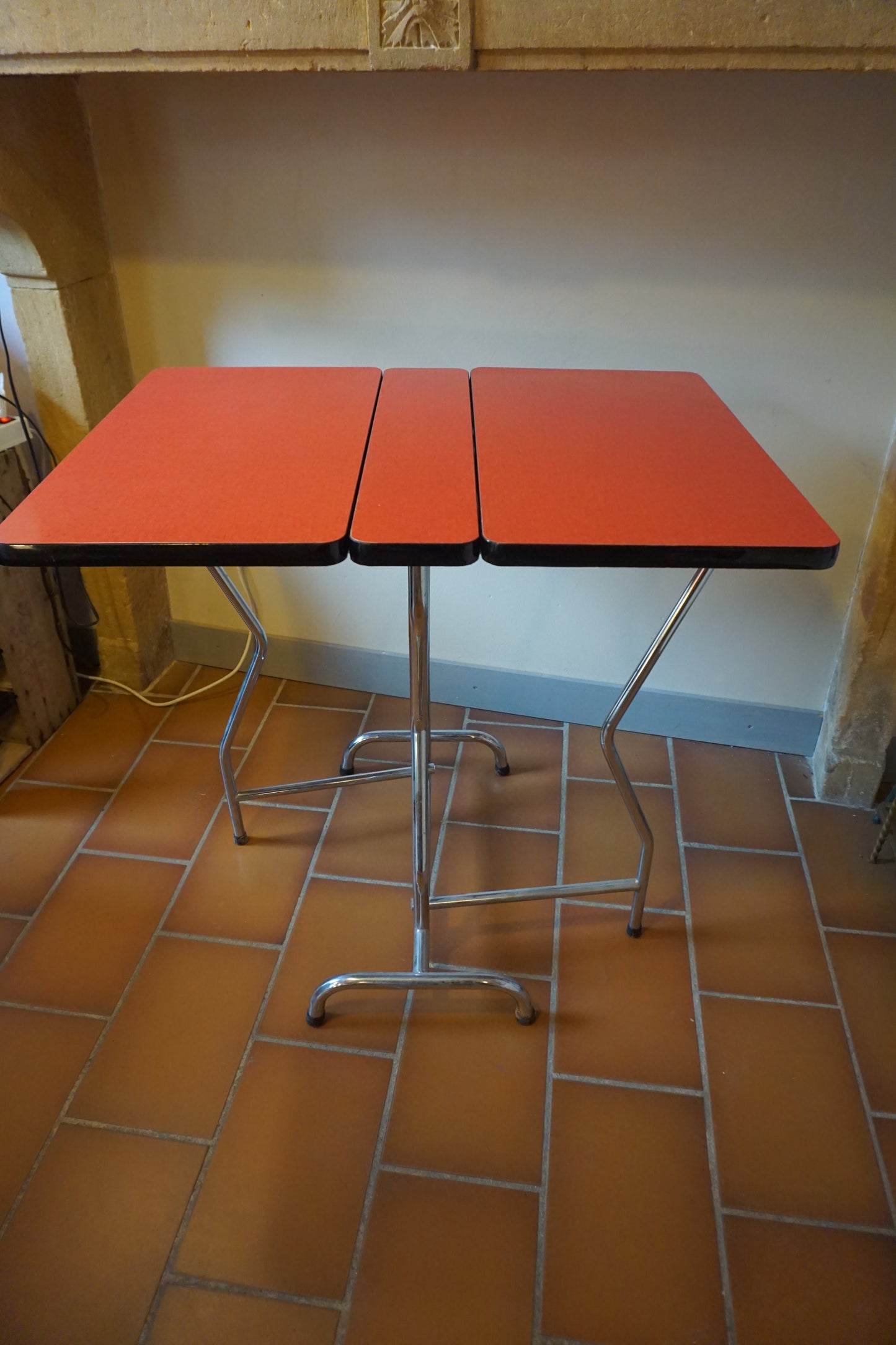 Table en formica corail des années 60