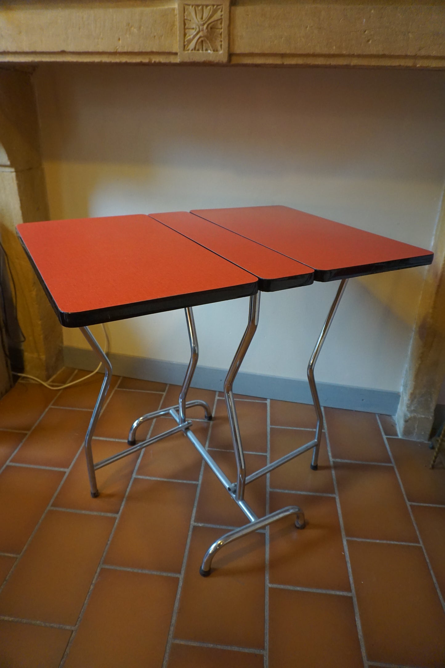 Table en formica corail des années 60