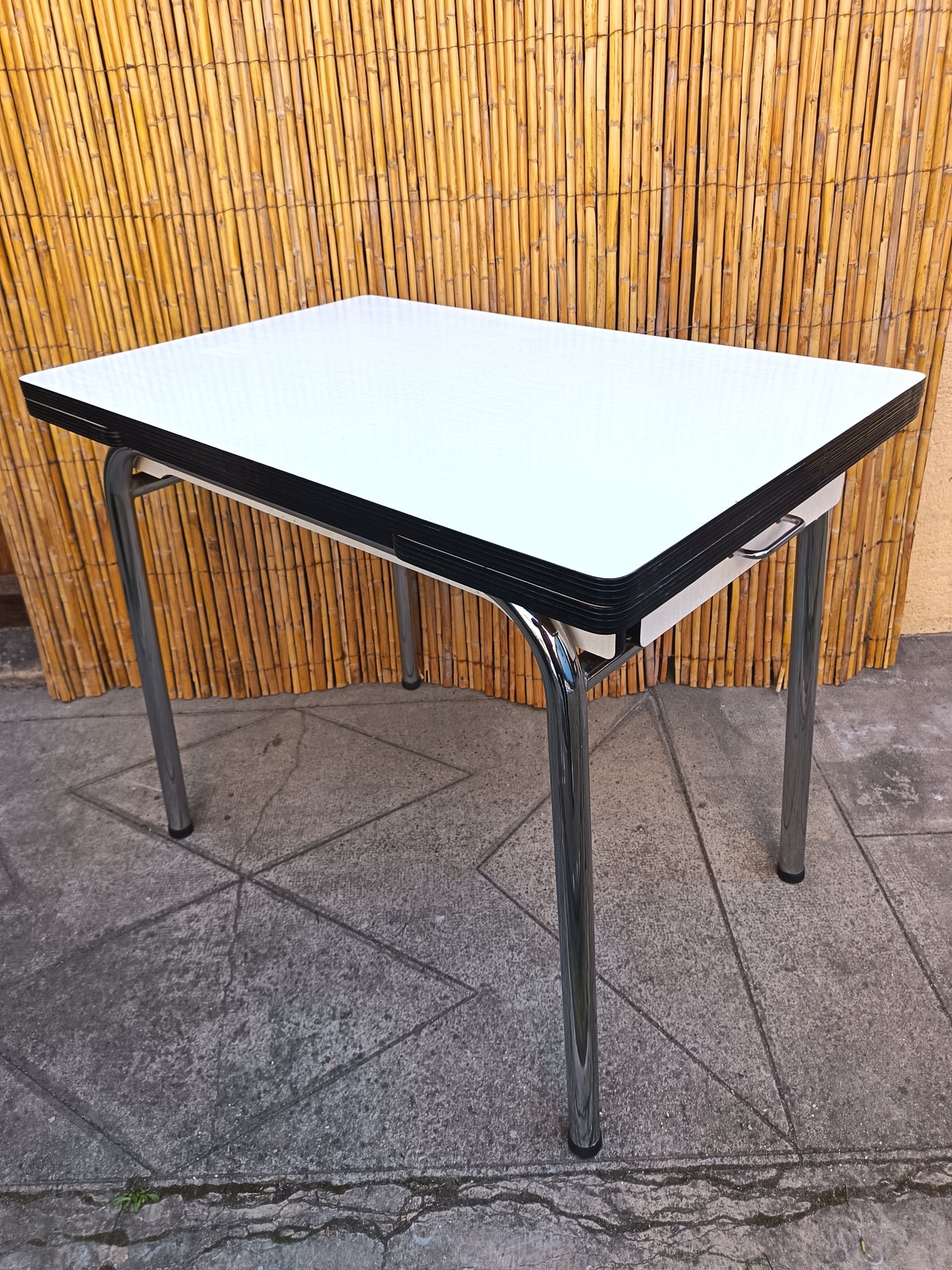 Table de cuisine extensible en Formica - années 70