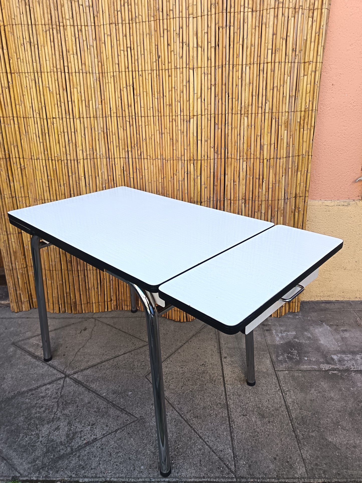 Table de cuisine extensible en Formica - années 70