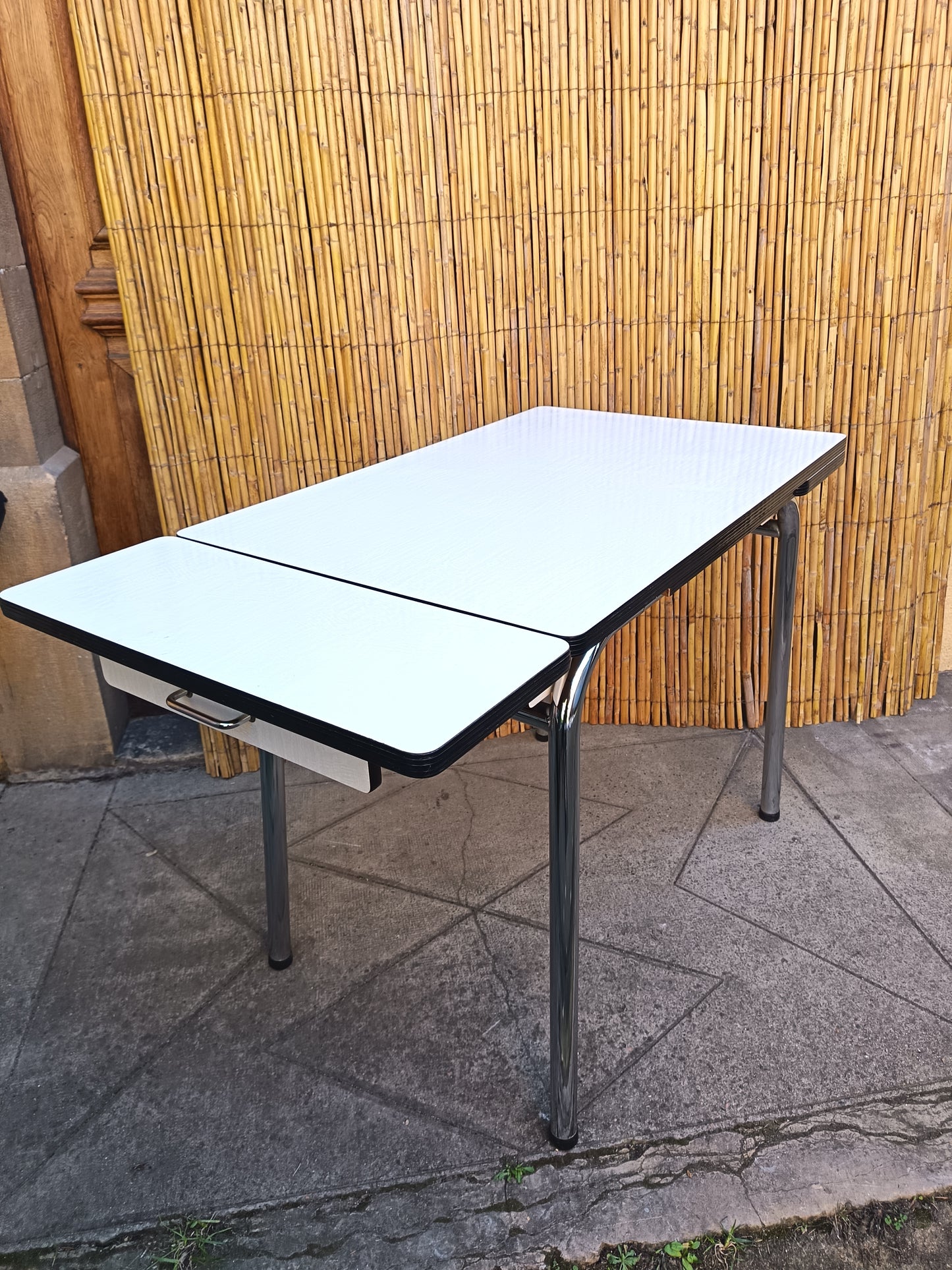 Table de cuisine extensible en Formica - années 70
