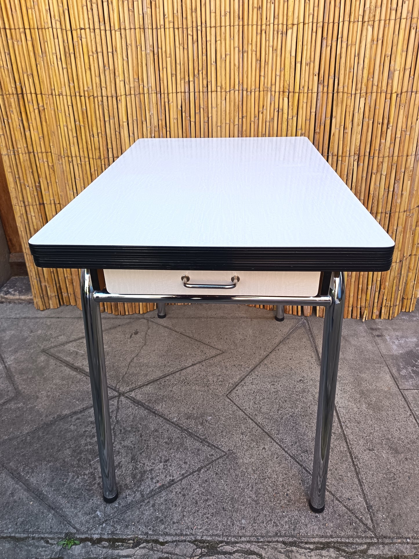 Table de cuisine extensible en Formica - années 70