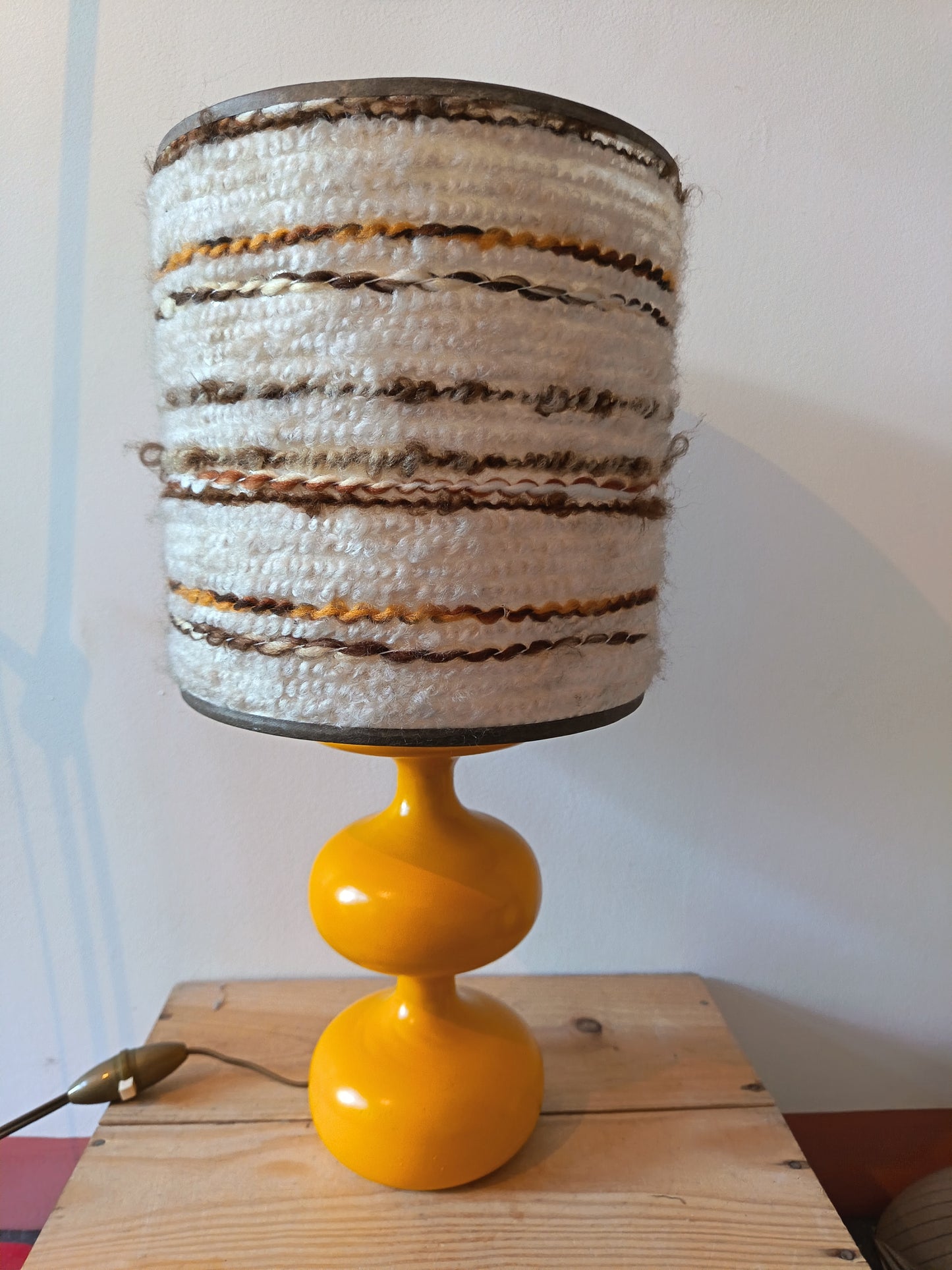 Lampe en bois tournée jaune - années 70
