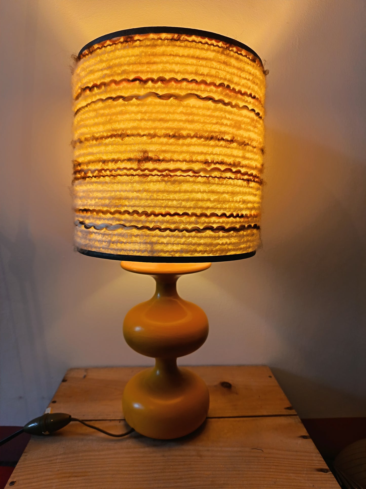 Lampe en bois tournée jaune - années 70