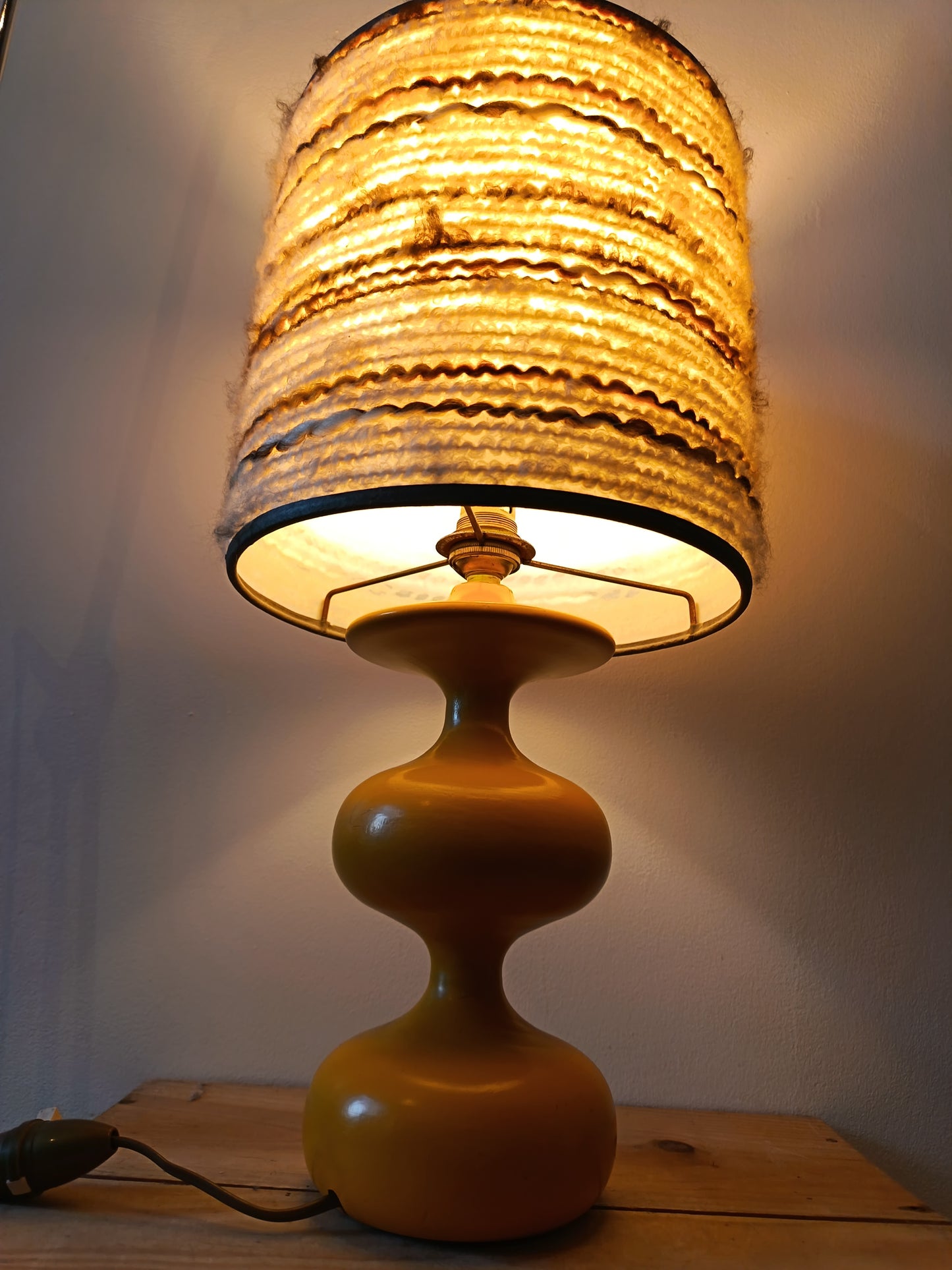 Lampe en bois tournée jaune - années 70