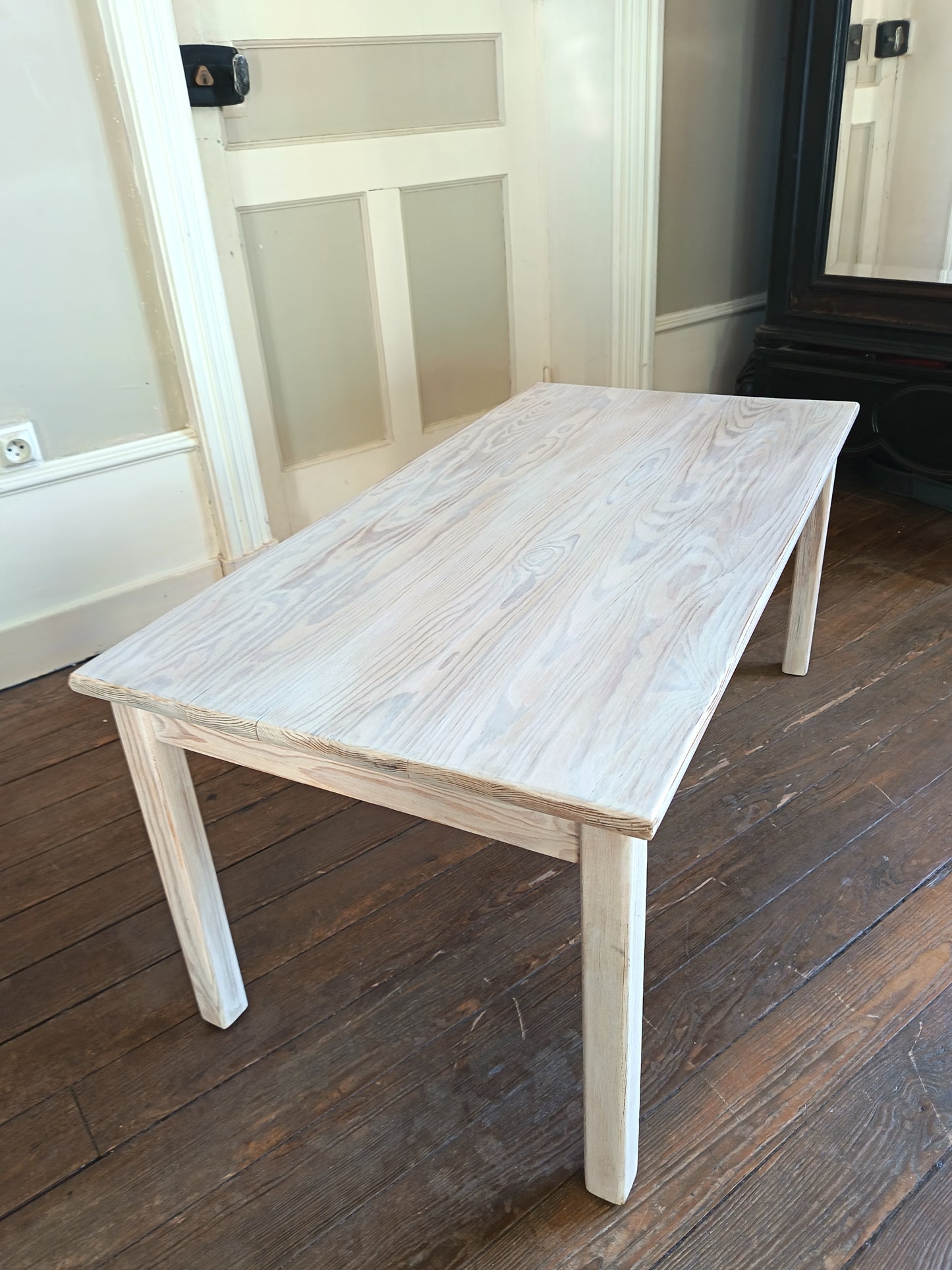 Table basse en bois de pin cérusé - années 80