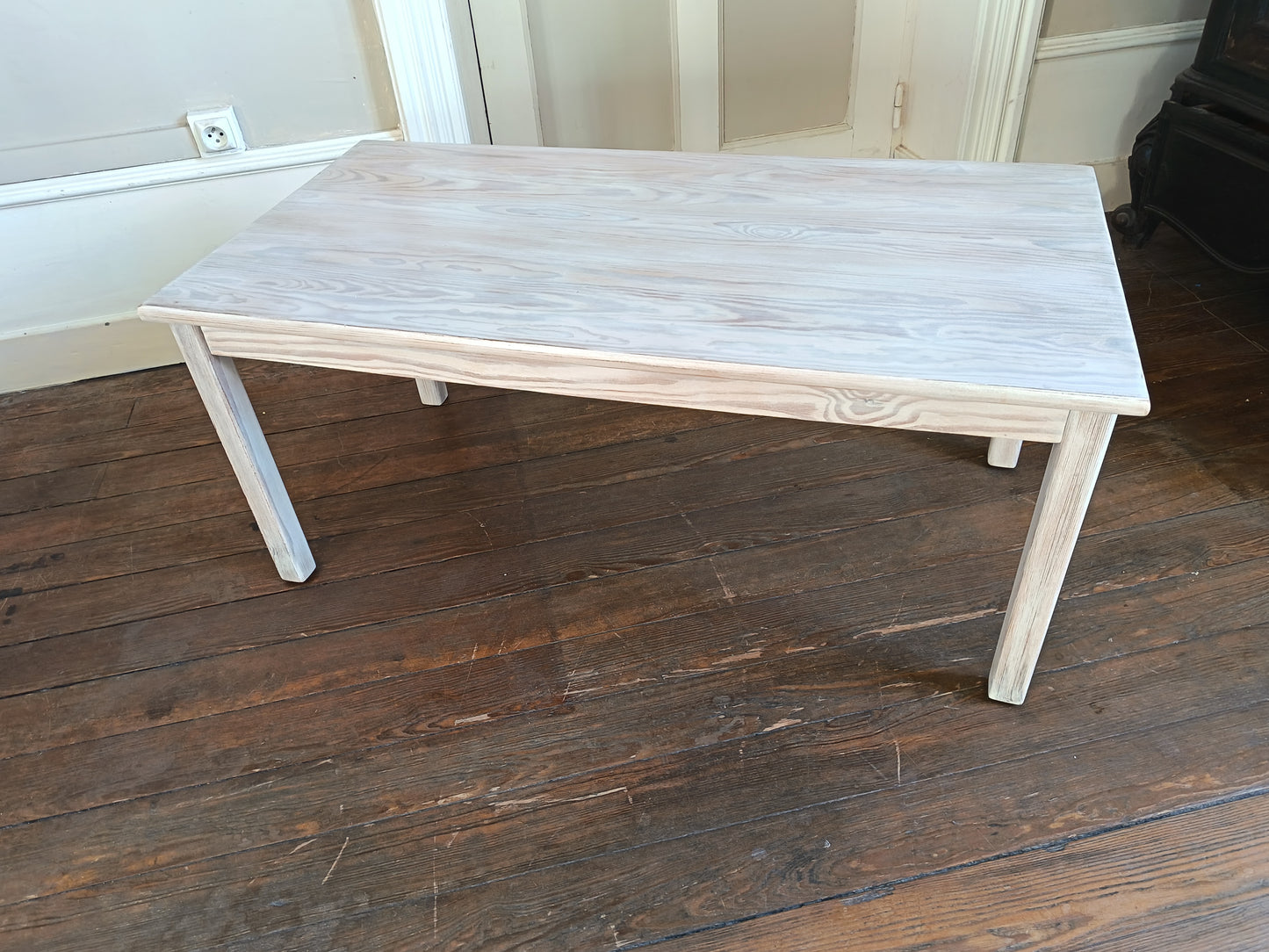 Table basse en bois de pin cérusé - années 80