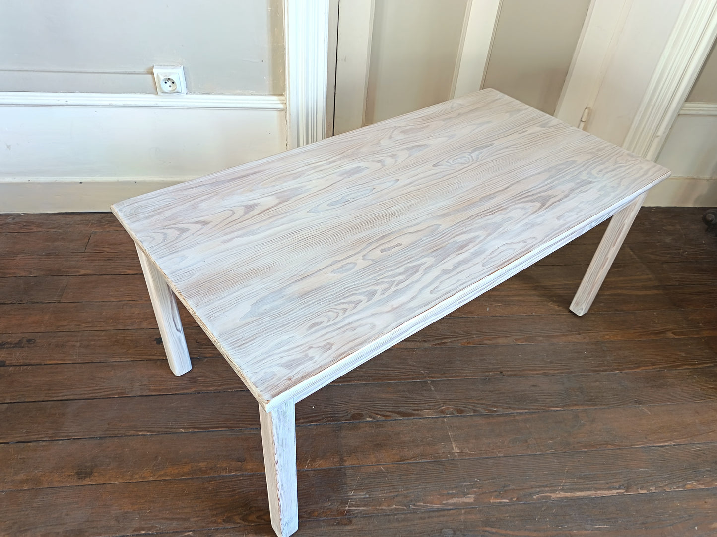 Table basse en bois de pin cérusé - années 80