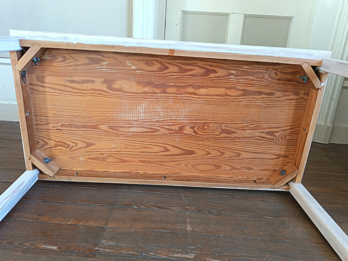 Table basse en bois de pin cérusé - années 80
