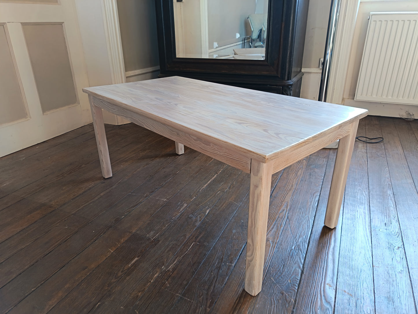 Table basse en bois de pin cérusé - années 80