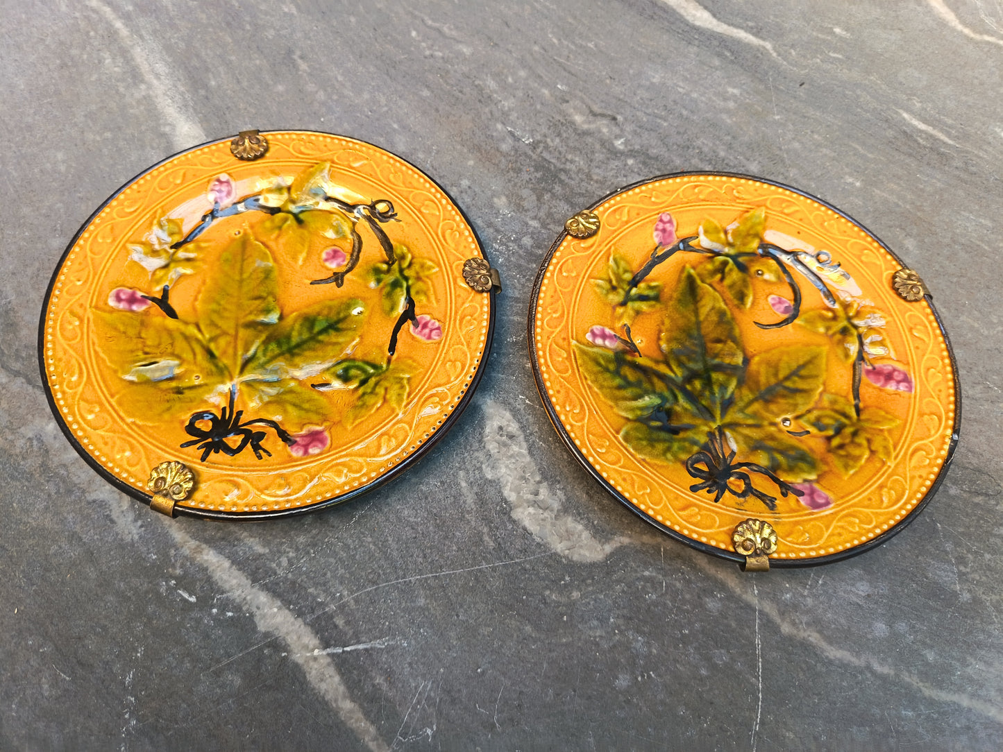 2 assiettes à dessert en barbotine - fin 19°s
