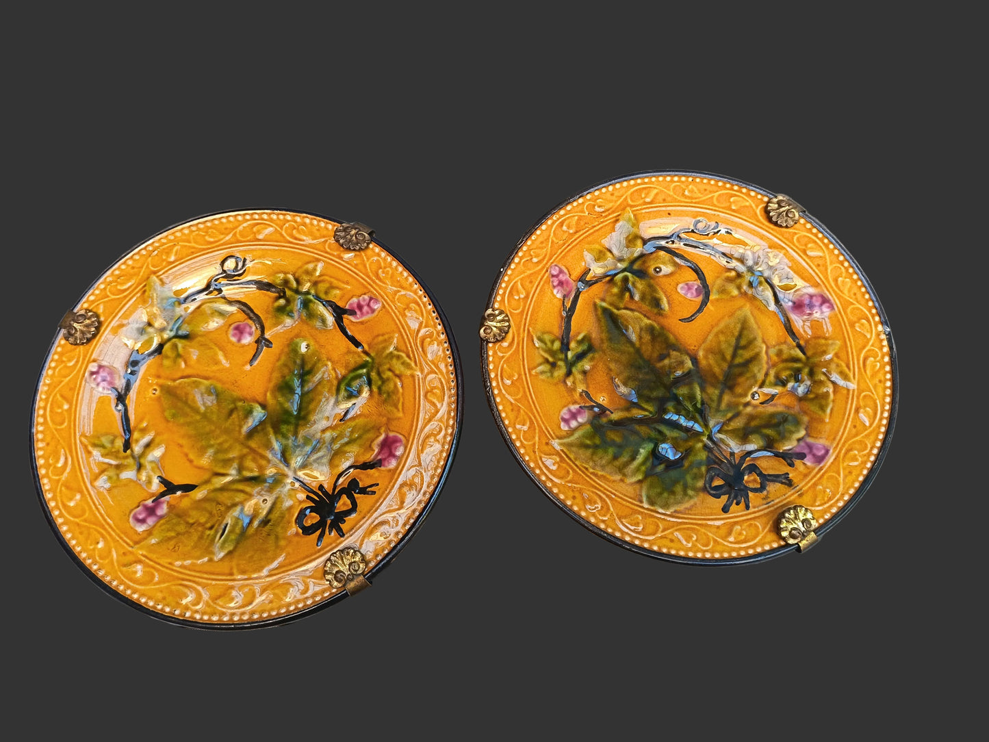 2 assiettes à dessert en barbotine - fin 19°s