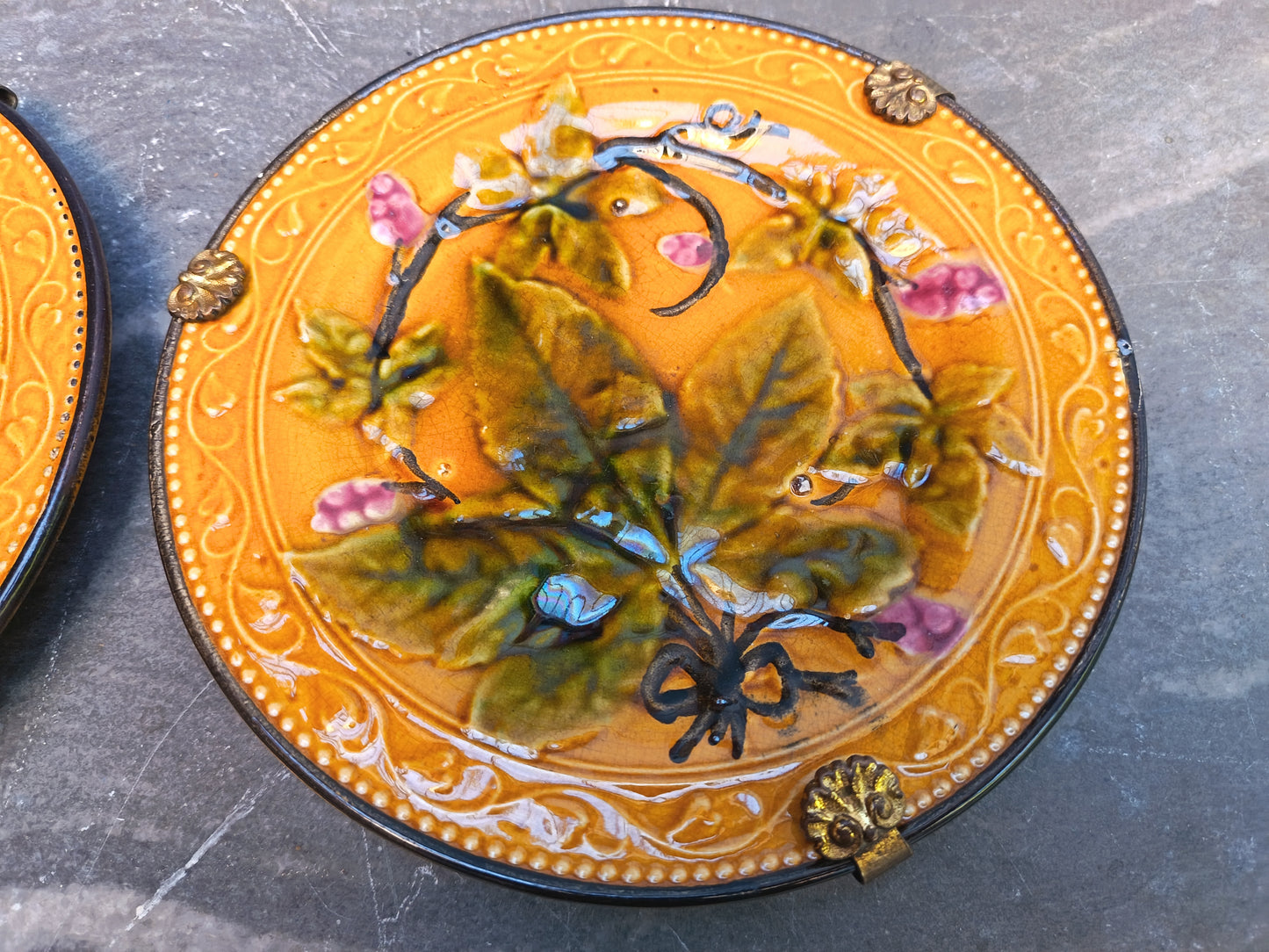 2 assiettes à dessert en barbotine - fin 19°s