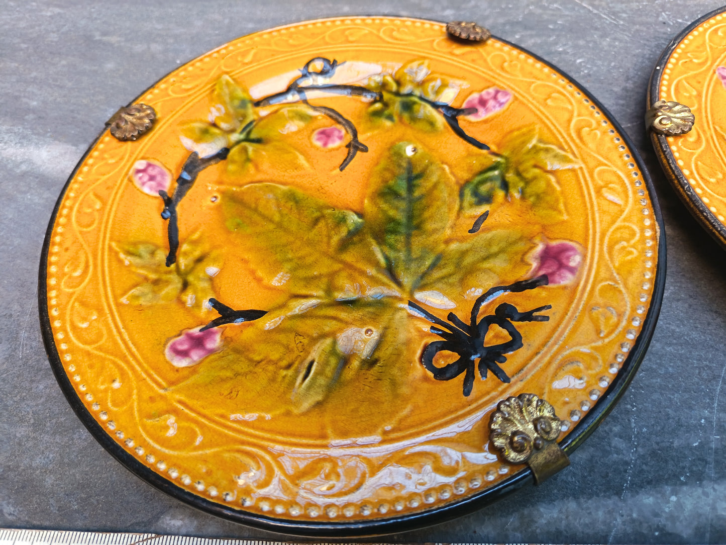 2 assiettes à dessert en barbotine - fin 19°s