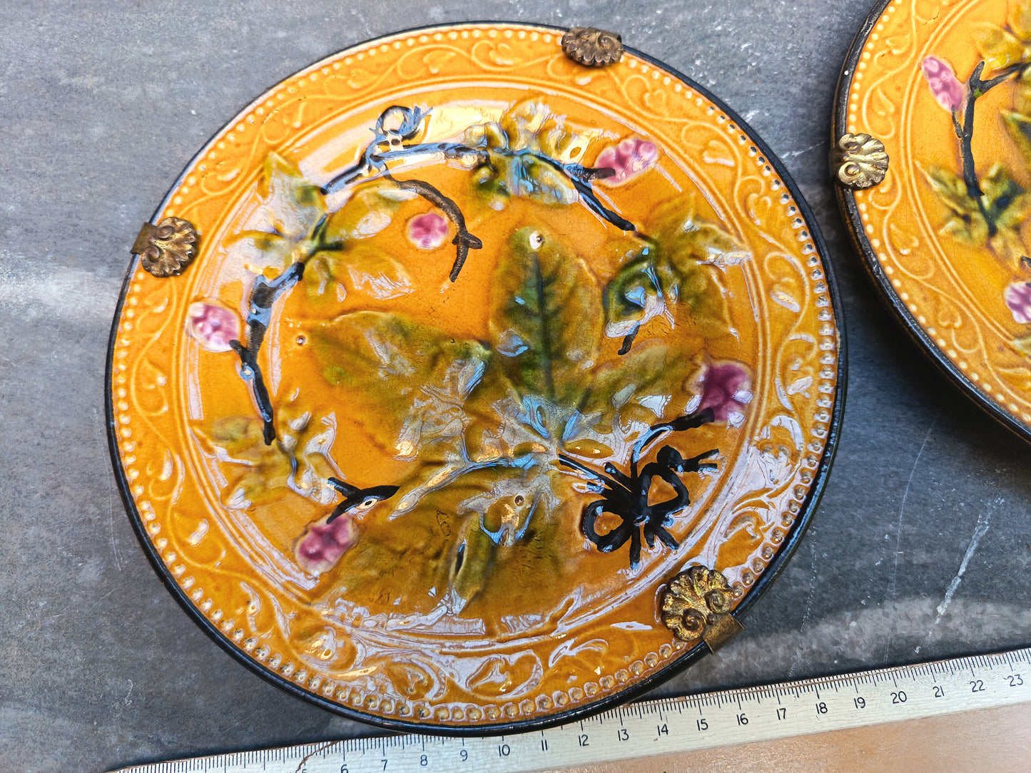 2 assiettes à dessert en barbotine - fin 19°s