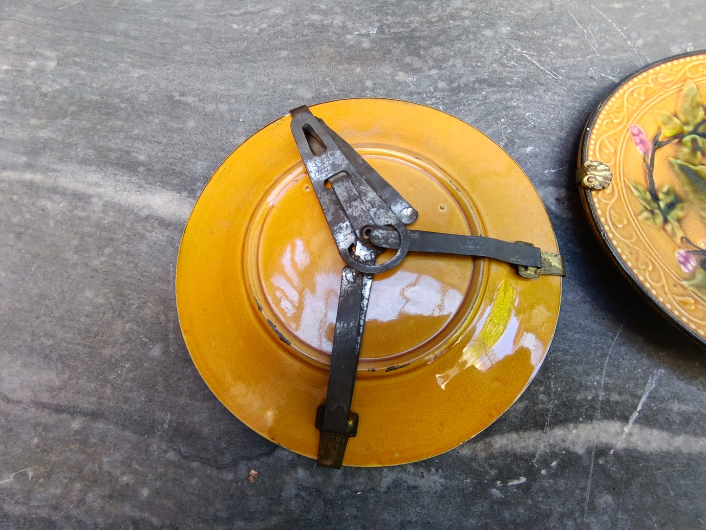 2 assiettes à dessert en barbotine - fin 19°s