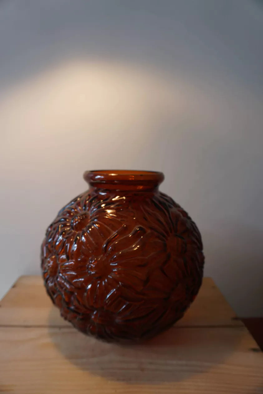 Vase boule Art déco en verre pressé